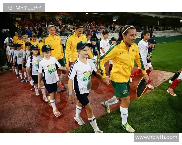 足球明星亲自为球童套上新衣服温暖瞬间感动全场